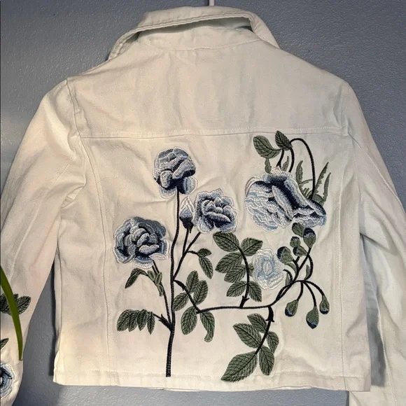 STOOSH White jean jacket. Beautiful detailed Blue floral embroidery. Size small - Picture 6 of 12